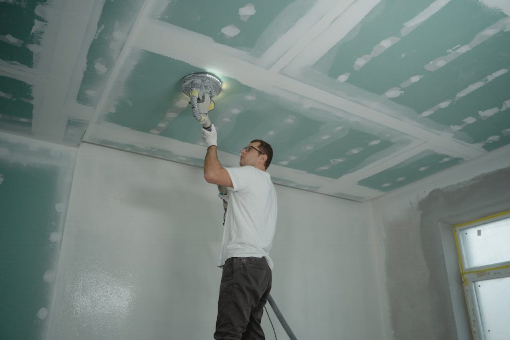 réussir sa peinture de plafond sans laisser de traces